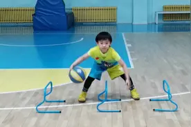 【龙江少儿篮球教学系列】省男篮教练高杉移动运球组合训练图片