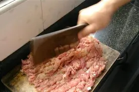 “你剁肉吵醒我孙子了！”熊家长上门质问，宝妈霸气回怼很解气图片