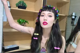 韩星泫雅1天32张自拍，蕾丝内衣姿势雷人，自信秀出大腿伤疤图片