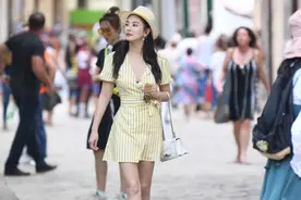最近火了一种造型，叫“仙女裙配运动鞋”，休闲通勤两不误图片