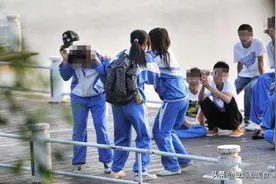 女儿被学校男混混纠缠，老师称“一巴掌拍不响”，宝爸做法太解气图片