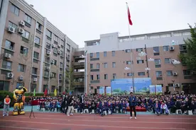 无人机 "大黄蜂" 这样的科技节酷炫感十足图片
