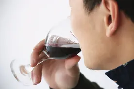 晚上酒喝多了，次日醒来还满身酒味，与转氨酶有关系？医生解答图片