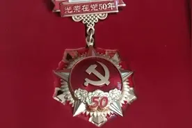 一家三口为何三个姓？一张老照片揭开母亲隐藏60多年的秘密图片