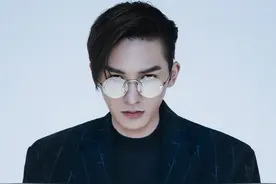 朱正廷未来感大片，西装少年与芯片和机器人碰撞，黑客帝国既视感图片