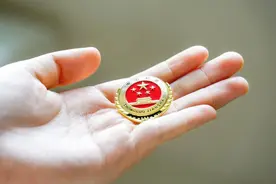 检察官王敏被追授为“安徽省优秀共产党员”“人民满意的公务员”图片