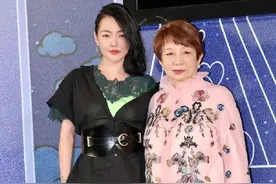 小S和婆婆的穿着“调换”了？她穿绿色显高贵，婆婆穿粉色挺显嫩图片