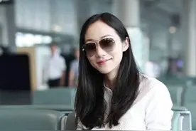 韩雪这腿也太“假”了吧！穿老爸裤走机场，简直就是“腿精”本人图片