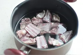 烧烤红烧太过麻烦，羊排清炖配啤酒更能消夏图片