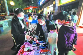 允许游商贩卖经营 成都二江坊街夜市人气越来越旺图片
