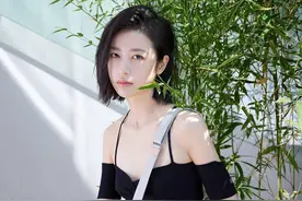 周雨彤真是大胆又自信，挂脖上衣仅有“巴掌宽”，搭工装裤真帅气图片
