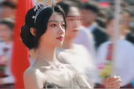 “举牌小姐姐”席如意一夜上涨50万粉丝 回应自己并没有很漂亮图片