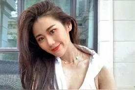 臀围92cm的甜心女神到底有多性感？开叉到臀部的连衣裙太顶了图片