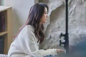 汤唯结婚6年成“韩式美人”，穿开衫配卷发好温柔，文艺气质绝了图片