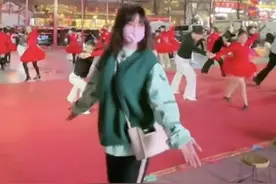 41岁柳岩晒近况，穿着低调跳广场舞，动作熟练不管女神形象图片