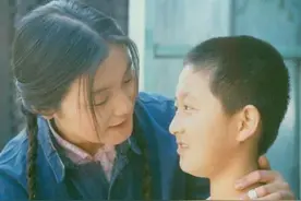 红极一时的童星，沉迷炒股败光家产，如今流落街头靠捡垃圾为生图片