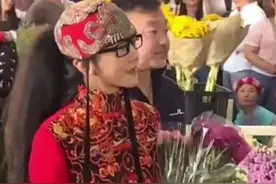 62岁杨丽萍逛花市被偶遇，身旁男友人贴心照顾，手捧鲜花被围观图片