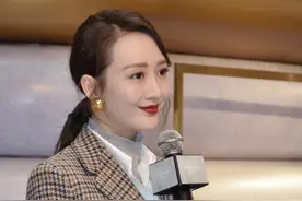 王鸥穿衣服漏出秋衣，有颜值就是任性，大红唇女人味绝了图片