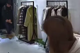 湖南一女生正和妈妈视频，男友冲上来就亲，场面让人哭笑不得图片