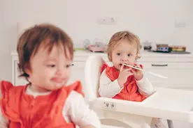 吃饭时，到底是先让妈妈吃，还是先让孩子吃？图片