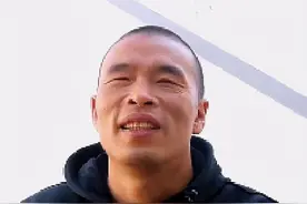 河南南阳：失明小伙靠舌头感受正负极修车，“只为证明不是废物”图片