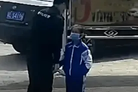 大街上，小女孩和民警互相敬礼，这一幕暖哭图片