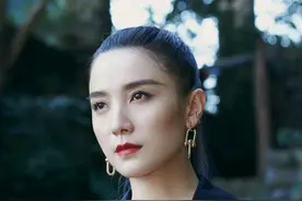 被宋佳的穿搭惊艳到，藏青色连衣裙搭配墨水蓝高马尾，又酷又时尚图片