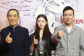 《悬崖之上》首映演员大合照，刘浩存站C位，秦海璐拍照心机十足图片