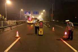 大货车快速路深夜翻车  交警2小时处置完毕 驾驶人规范使用安全带安然无恙图片