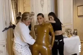 卡戴珊为显身材穿“乳胶衣”，臀部太大需要三人帮忙提，想脱都难图片