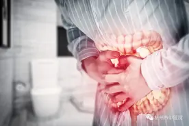 肠子竟被厚纤维包裹，健身达人得了一种“作茧自缚”的怪病图片