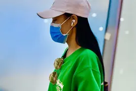 袁娅维穿减龄卫衣配健美裤秀美腿，机场低头快走看不清脸图片