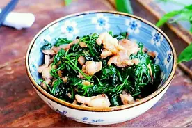 辣椒叶子在农村被当作杂草，爆炒一盘，简直是美味佳肴图片