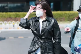 张含韵口罩造型真是开挂了，别人戴为了健康，她却能戴出走秀感图片