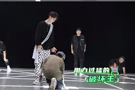王一博真的是道具破坏王，劈个叉能把棋盘弄掉啦，补妆日常多动症图片