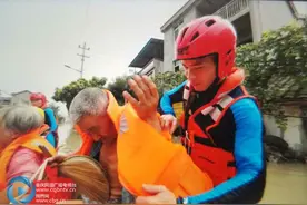 消防小伙“独孤求败”，想来奥陶纪疯狂飞跃100楼图片