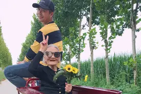 山东97岁最潮老奶奶走红：喜欢吃雪糕爱涂红指甲，一人养大五个孩子，被一家人宠成最潮“小姐姐”图片