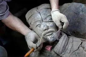 秦始皇用活人烧制兵马俑？专家检测一裂开的兵马俑后，揭晓谜团图片