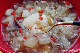 入秋，喝牛奶喝豆浆，不如每天喝一碗雪梨银耳汤，精神满满过秋天图片