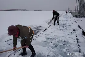 沈阳光伏建设者迎战特大暴雪，保障国有资产安全图片