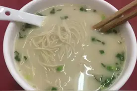 江苏大妈街边卖鱼汤面，一天100斤鱼不够用，早上5点有人来喝头汤图片