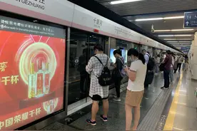 北京40座地铁站高峰时段限流，站外限流排队控制在10分钟内图片