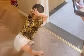 山东一萌娃撅着“屁股”跟哥哥学洗头，看到站姿网友瞬间哭笑不得图片