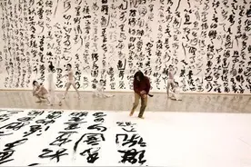 “乱书”又出了一位猛将，写起字来堪称魔鬼的步伐图片