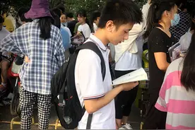 江西中考首日：旗袍小妹妹来为姐姐送考图片