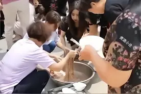 新人不摆宴席请亲友路边吃面，网友：能留下来吃的也是真爱了图片