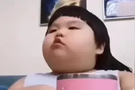女童被父母喂成70斤，当成主播挣钱，网友怒骂：缺德父母图片