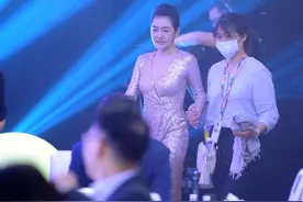 小S真是全身都有亮点，裸色裙装显身段，就算是微胖也很耐看图片