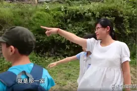 父亲重病，母亲与别人结婚生子，父亲去世后，小男孩跪求她回家图片