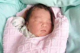 出生一个星期的新生儿还不睁眼，爸妈急忙送医，检查后医生乐了图片